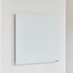 Sicher, schlank, schön: ecoheat Vitrea 370 mit Glasoberfläche und flexibler Montage – deutsche Qualität für stilvolle Wärme.