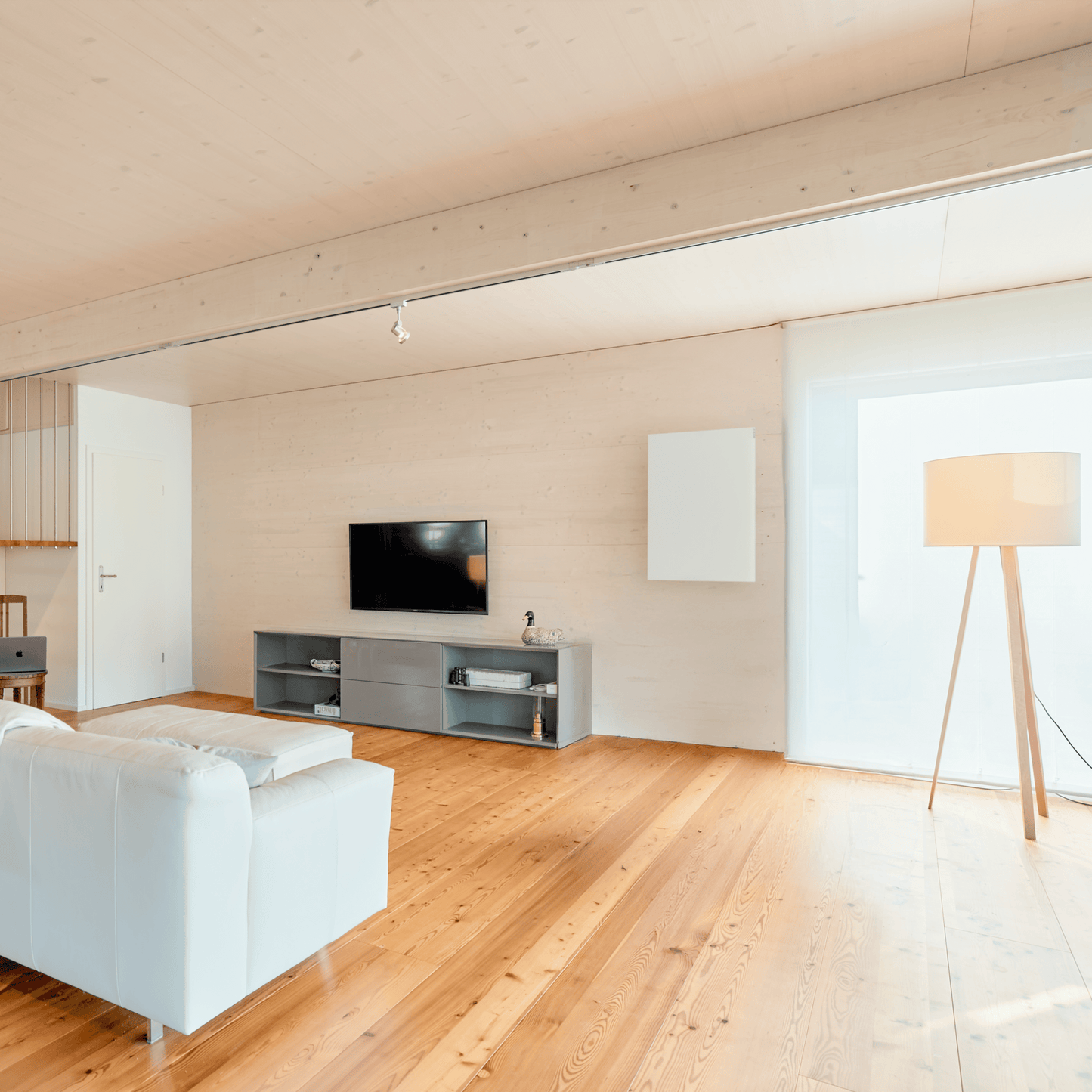 ecoheat Vitrea 580: Edles Design, sanfte Strahlungswärme und komfortable Funkregelung. Ideal als Zusatz- oder Hauptheizung im Wohn- und Badbereich.