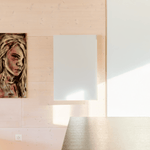 Glasheizung mit Stil: ecoheat Vitrea 580 bietet wohltuende Infrarotwärme, integrierten Funk-Empfänger und modernes Design für elegante Wohnräume.