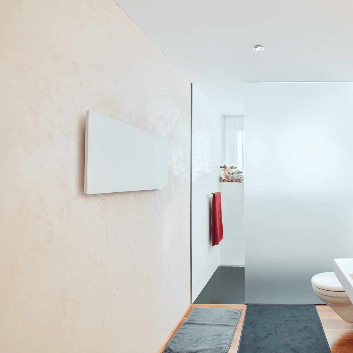 Die ecoheat Vitrea 625 sorgt für wohltuende Infrarotwärme durch elegantes Glasdesign. Mit Funksteuerung für maximalen Komfort im Alltag.