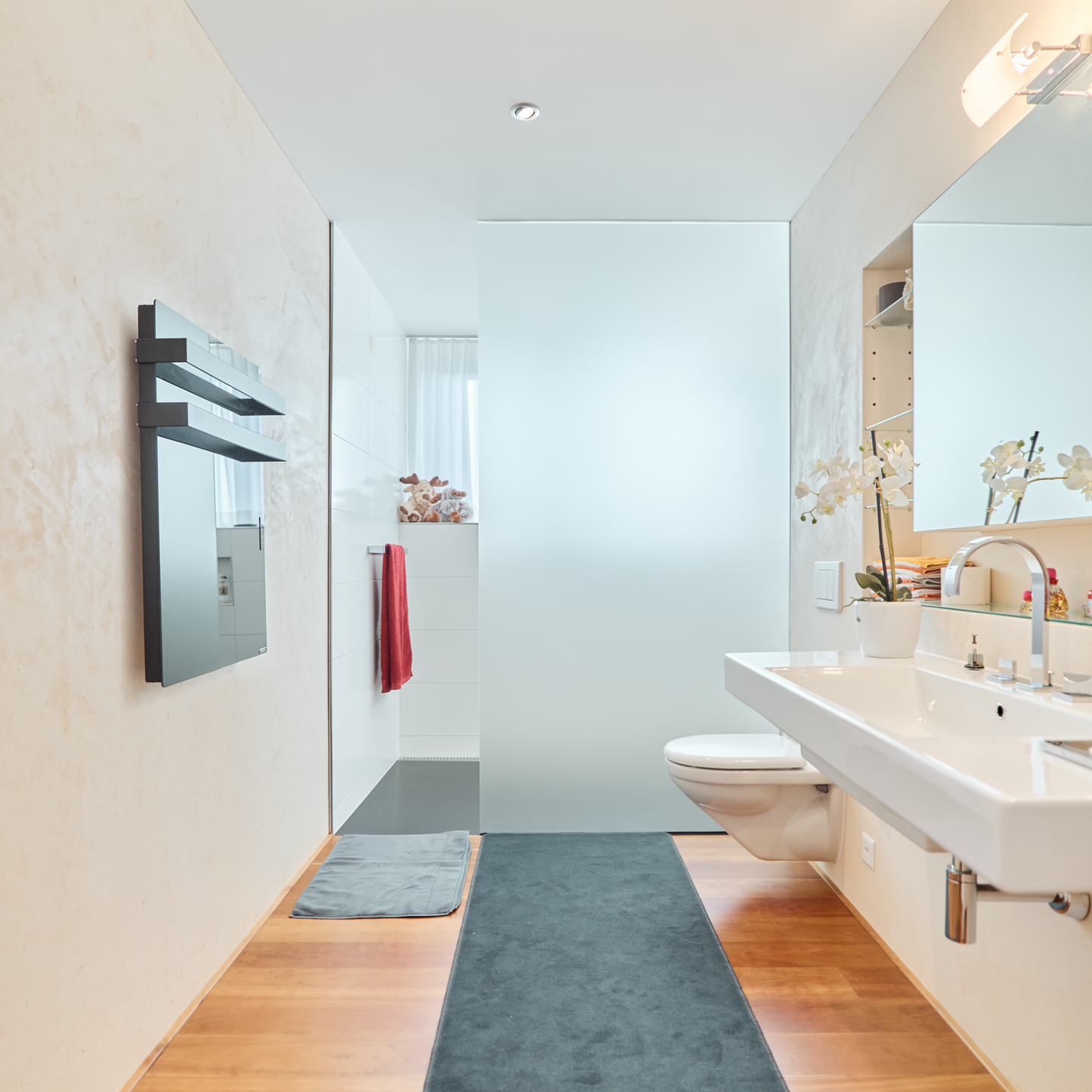 Stilvoll & smart: ecoQ Bagno 700+ in Schwarz sorgt für trockene Handtücher und angenehme Badwärme – steuerbar per App, Display oder Funk.