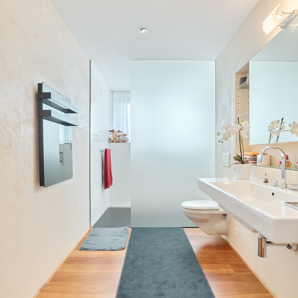 Stilvoll & smart: ecoQ Bagno 700+ in Schwarz sorgt für trockene Handtücher und angenehme Badwärme – steuerbar per App, Display oder Funk.