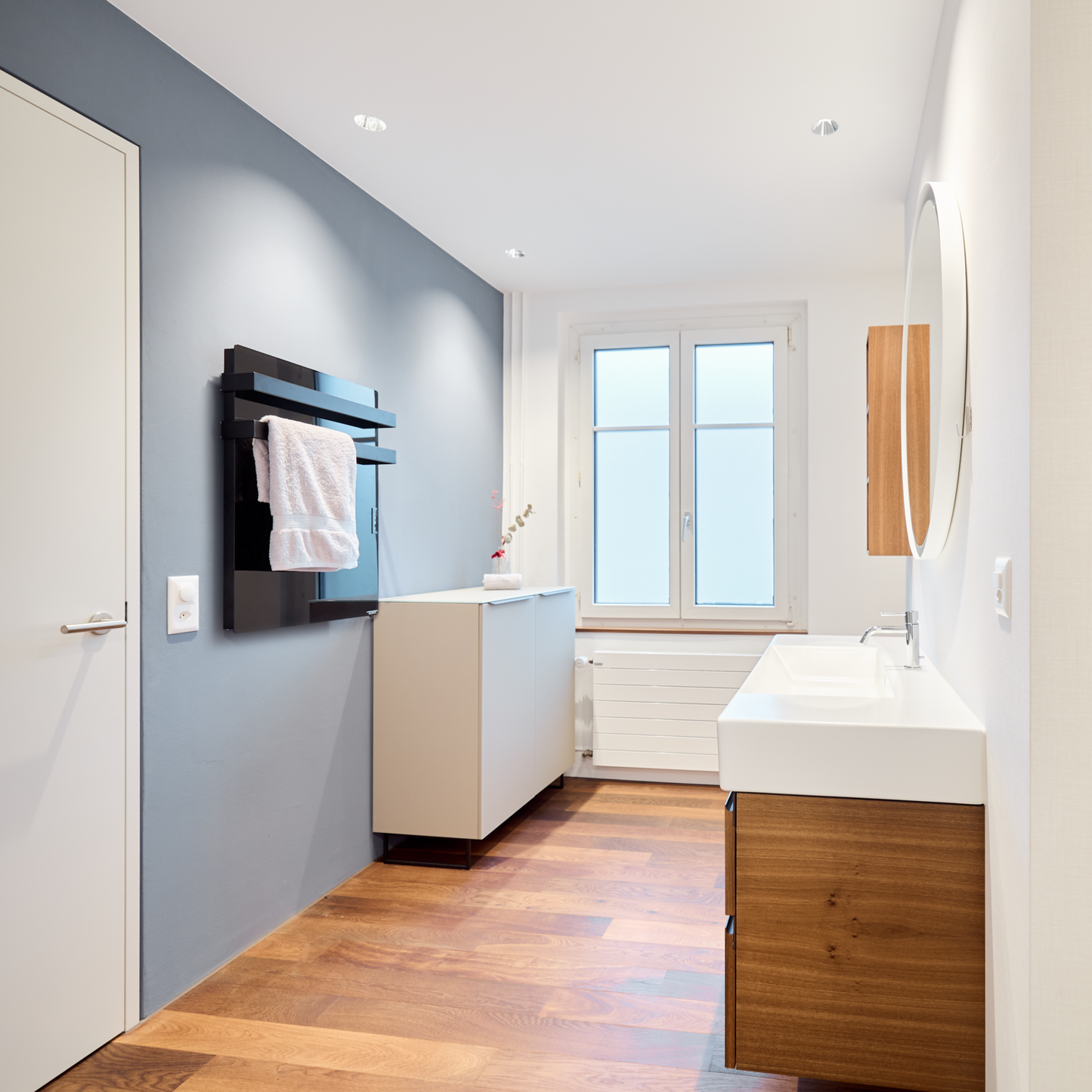 Der ecoQ Bagno 700+ in elegantem Schwarz liefert Infrarotwärme, trocknet Handtücher und lässt sich bequem per App steuern.