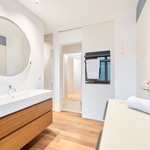 ecoQ Bagno 700+ Schwarz: Kombiniert Handtuchwärmer mit effizienter Infrarot-Heizung – smart gesteuert, schnell warm, elegant designt.