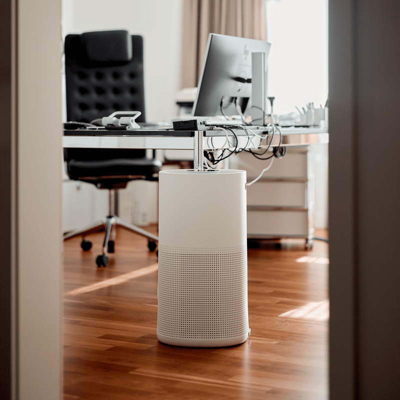 Für Wohnungen & Büros bis 130 m²: ecoQ CleanAir 600+ sorgt für saubere Luft & gibt visuelles Feedback zur Luftqualität.