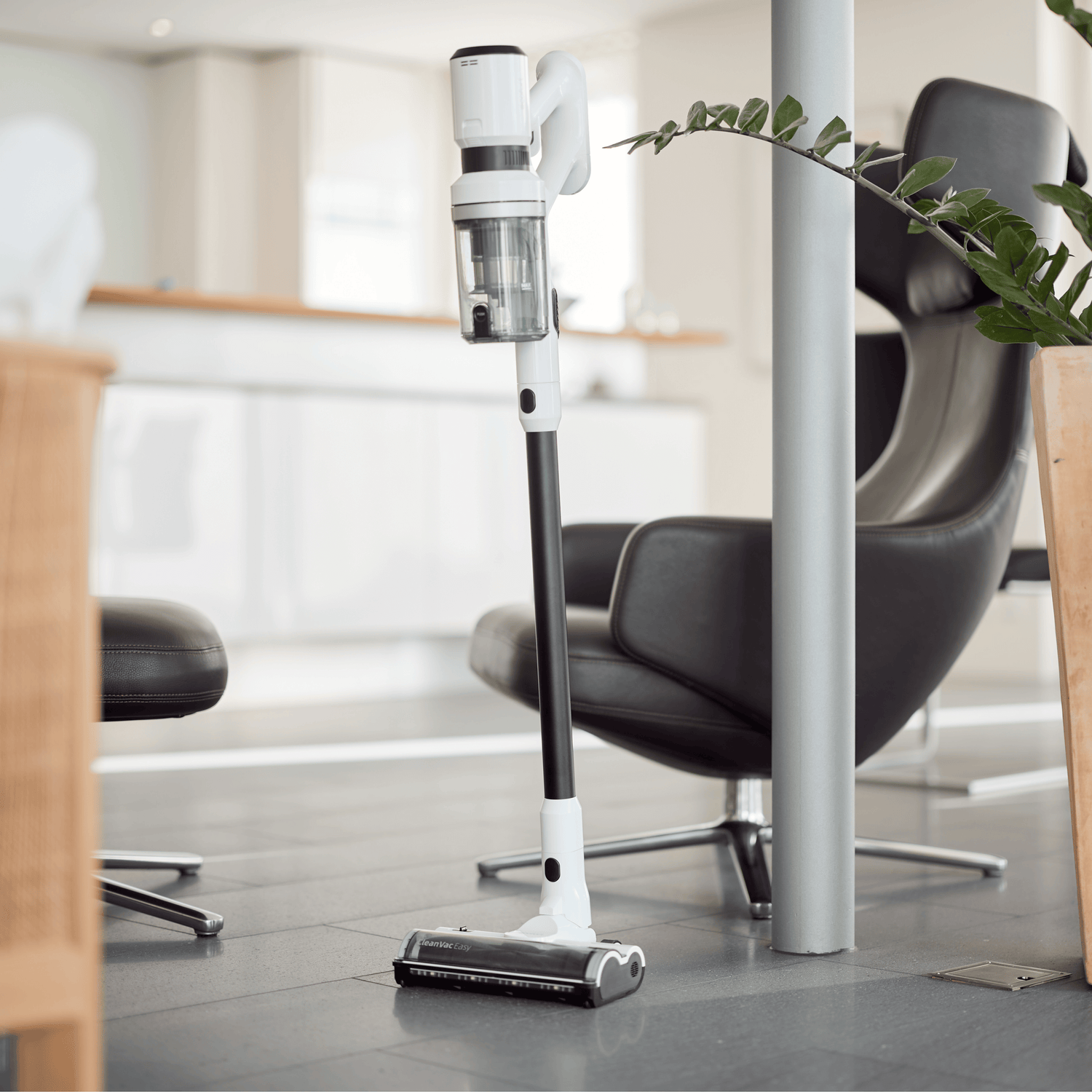 Leichter kabelloser Staubsauger ecoQ CleanVac Easy mit Plug & Play Akku und HEPA-Filter.