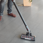 Kompakter kabelloser Staubsauger ecoQ CleanVac Pro mit Akku und HEPA-Filter auf Parkettboden.