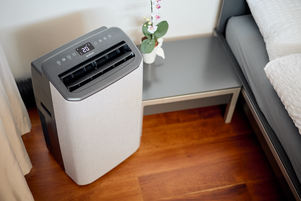 ecoQ CoolAir 12 neben dem Bett
