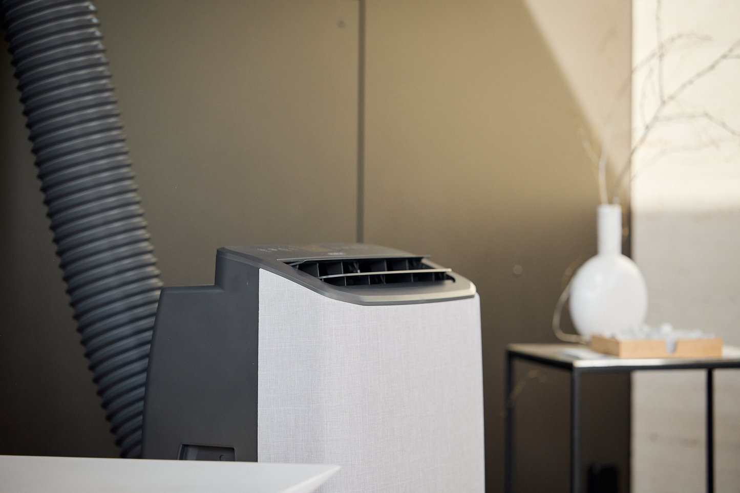 Klimagerät mit Abluftschlauch im Wohnzimmer