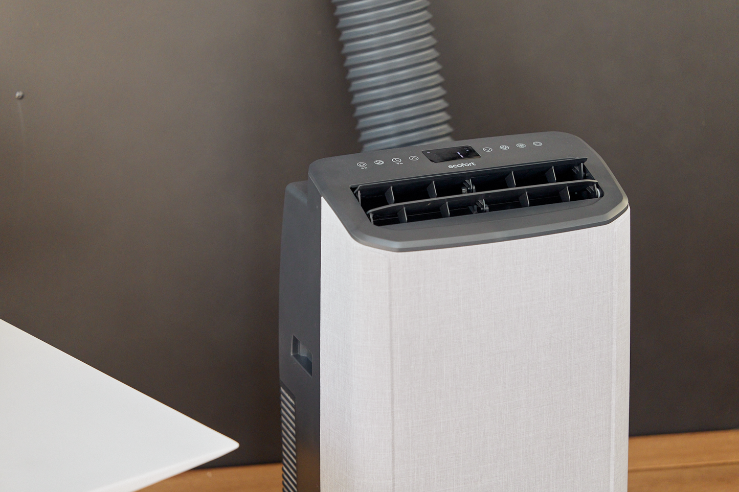 ecoQ CoolAir 12 neben Beistelltisch