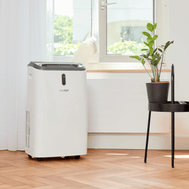 Das ecoQ CoolAir 14+ bringt frische Luft mit smarter Technik: Fernsteuerung via App, Energieklasse A und mitgelieferter Fensterabdichtung.