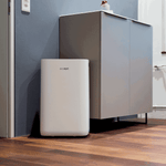 ecoQ DryAir 20L Energy Saver - stromsparender, ultra-leiser Raumentfeuchter in Classic White, TCS Testsieger für Räume bis 50 m² - dezent im modernen Wohnraum platziert.