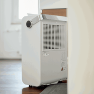 ecoQ DryAir 35L Energy Saver: Leistungsstarker & energieeffizienter Luftentfeuchter für grosse Räume – leise, mobil & mit smarter Hygrostatsteuerung.
