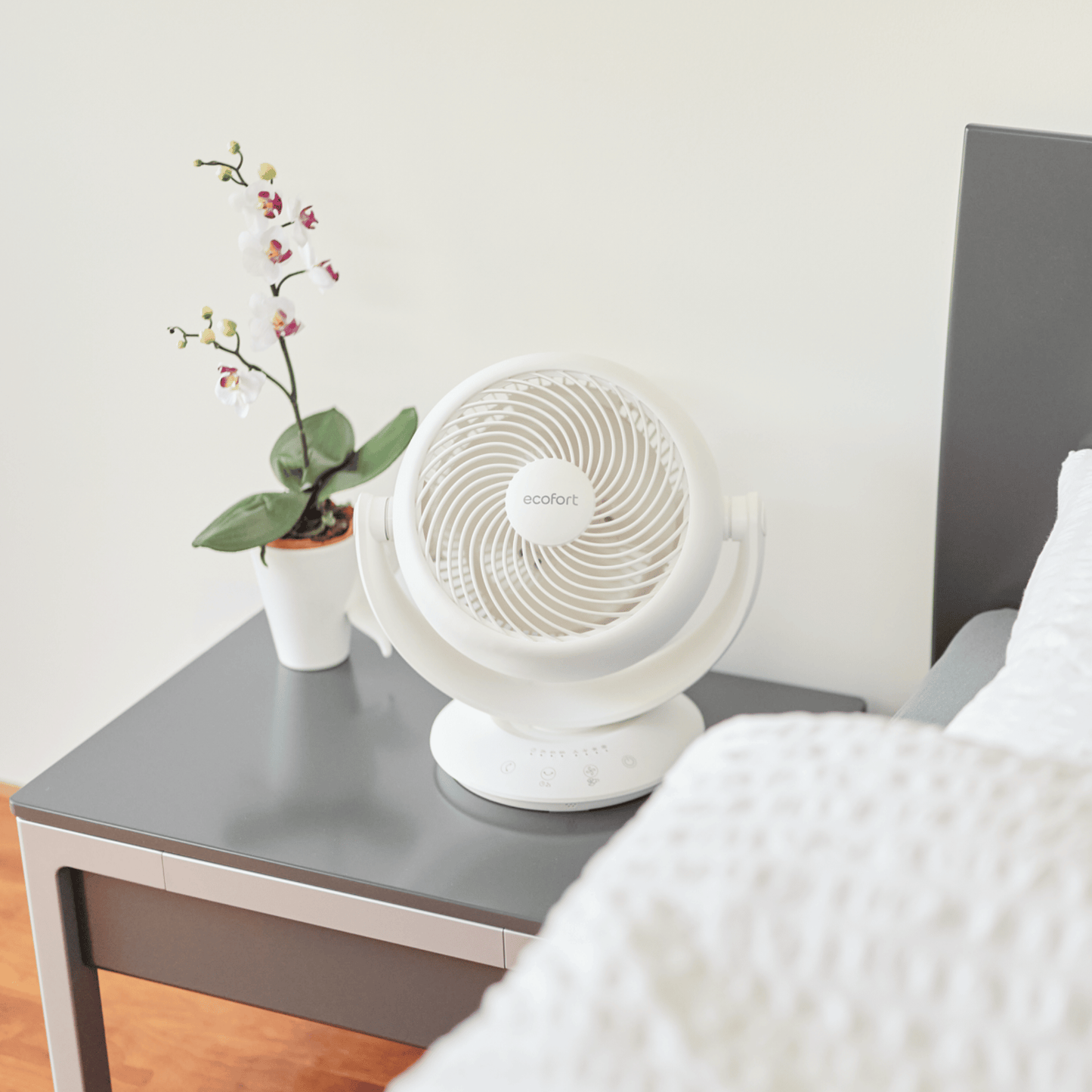 Tischventilator auf dem Nachttisch