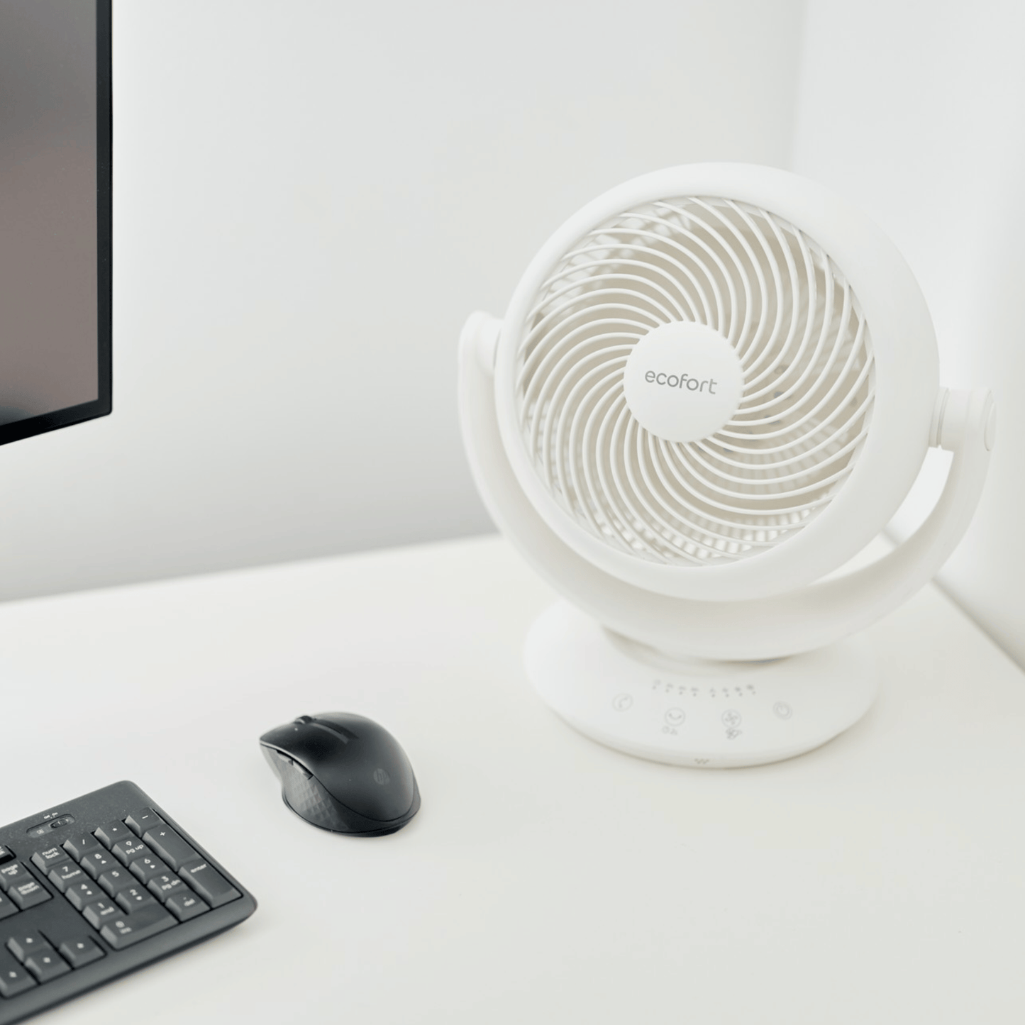 ecoQ SilentAir Pico auf dem Schreibtisch