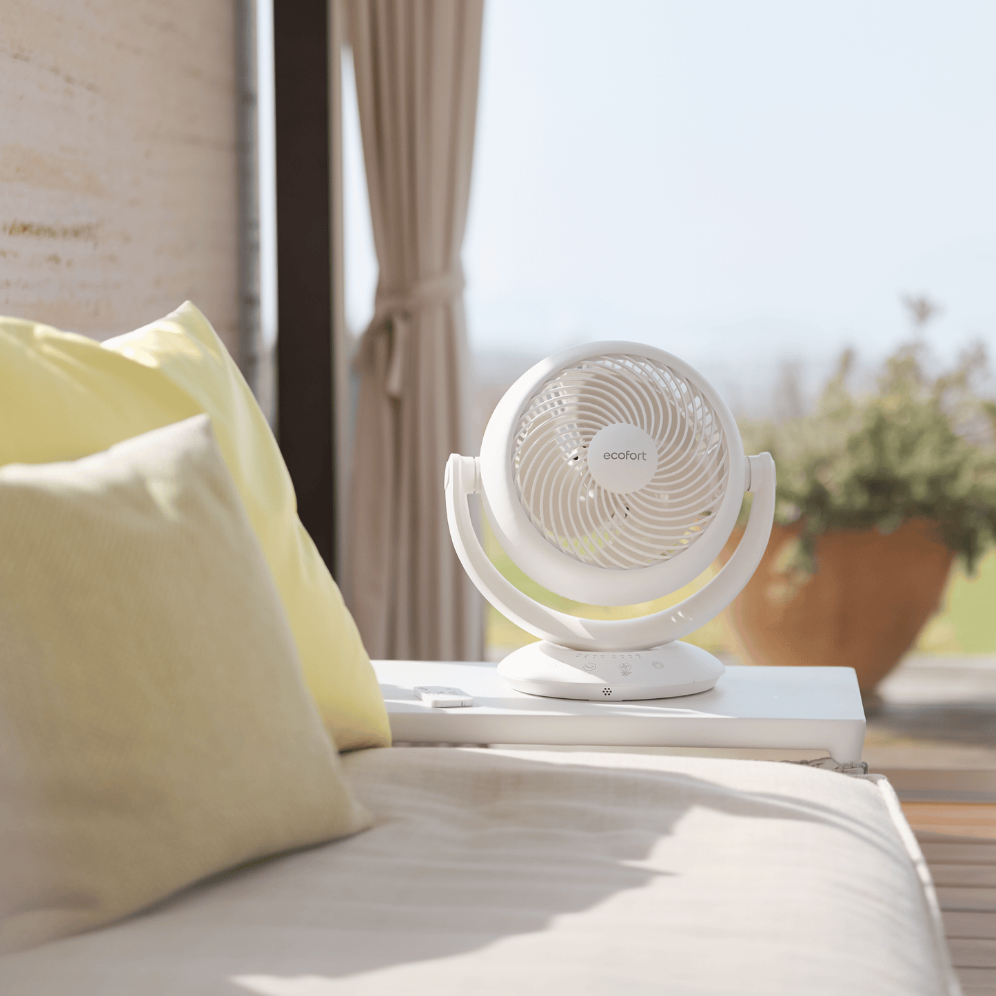 Tischventilator am sonnigen Fensterplatz