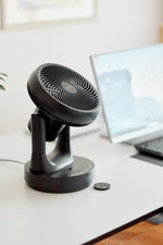 ecoQ SilentAir Tavo Tischventilator in Schwarz mit Fernbedienung, Smart-Modus und vertikaler/horizontaler Schwenkfunktion.