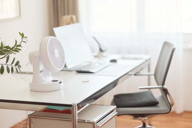 ecoQ SilentAir Tavo Tischventilator in Weiss mit Lüfter für leise Erfrischung und Smart-Modus.