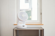 ecoQ SilentAir Tavo Tischventilator in Weiss mit Gleichstrommotor und Smart-Modus für angenehme Erfrischung.