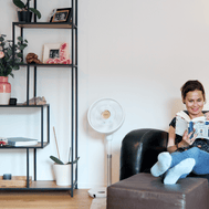 ecoQ SilentAir Uno Standventilator mit elegantem Design und höhenverstellbarem Standfuss, ultra-leise 20 dB.