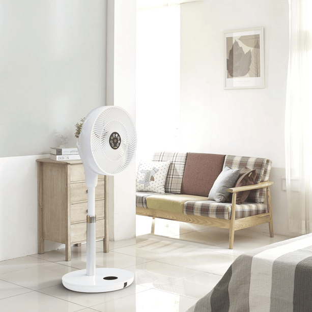 Höhenverstellbarer ecoQ SilentAir Uno Standventilator mit Fernbedienung und elegantem Design.