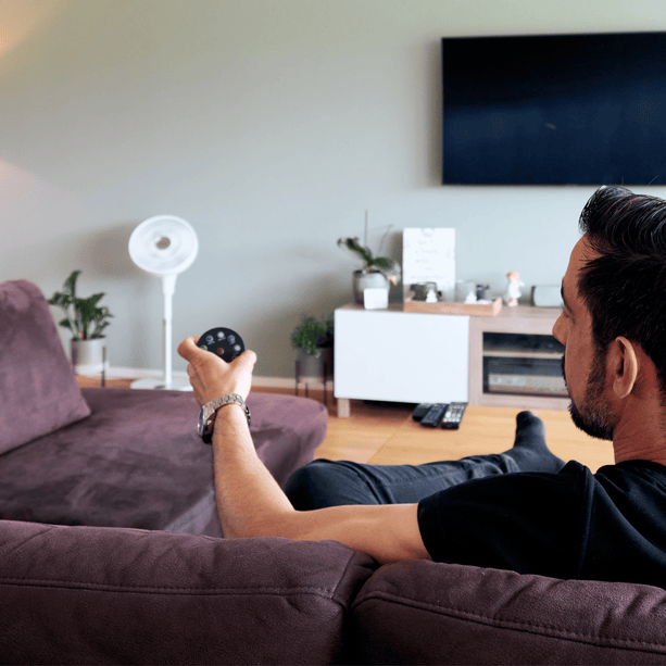 Standventilator ecoQ SilentAir Uno mit elegantem Design, höhenverstellbar, ultra-leise mit Timer-Funktion.