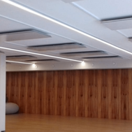 Mattweisses FIRST Heating Infrarotpanel 1000 W für Wand- und Deckenmontage, spritzwassergeschützt und elegant.