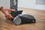 Der kabellose Gtech AirRam Staubsauger mit einem Li-Ion Akku und integriertem Beleuchtung für effizientes Saugen.