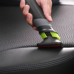 Gtech Car Kit mit abwaschbaren Aufsätzen zur Fahrzeugreinigung, inklusive praktischer Tasche.