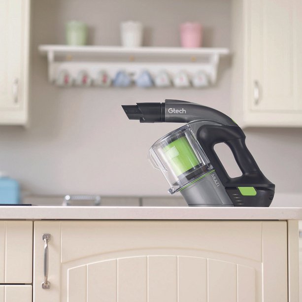 Kabelloser Gtech Multi TE Staubsauger mit wechselbarem Akku und integriertem Scheinwerfer.