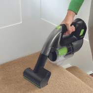 Kabelloser Gtech Multi TE Staubsauger mit wechselbarem Power-Akku und integriertem Scheinwerfer.