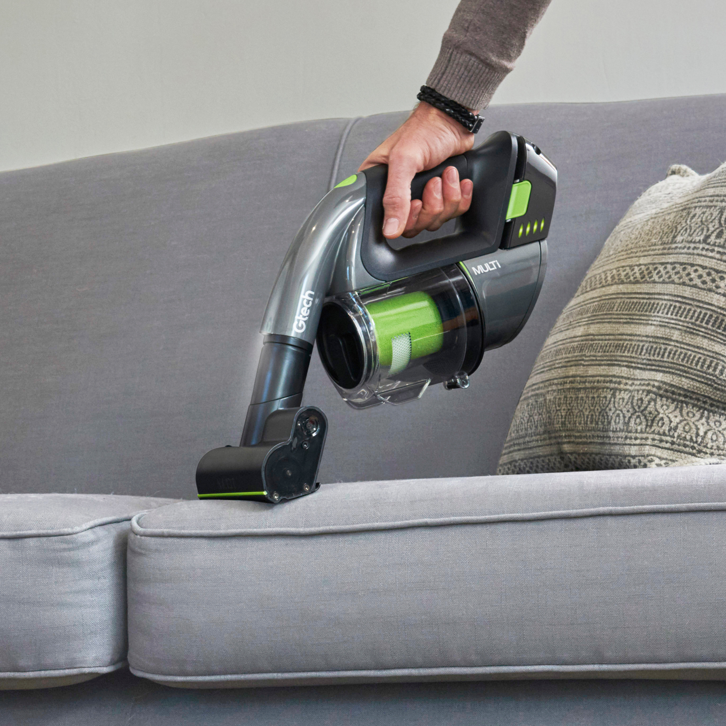 Gtech Multi TE kabelloser Staubsauger mit waschbarem Dauerfilter und integrierten Scheinwerfer.