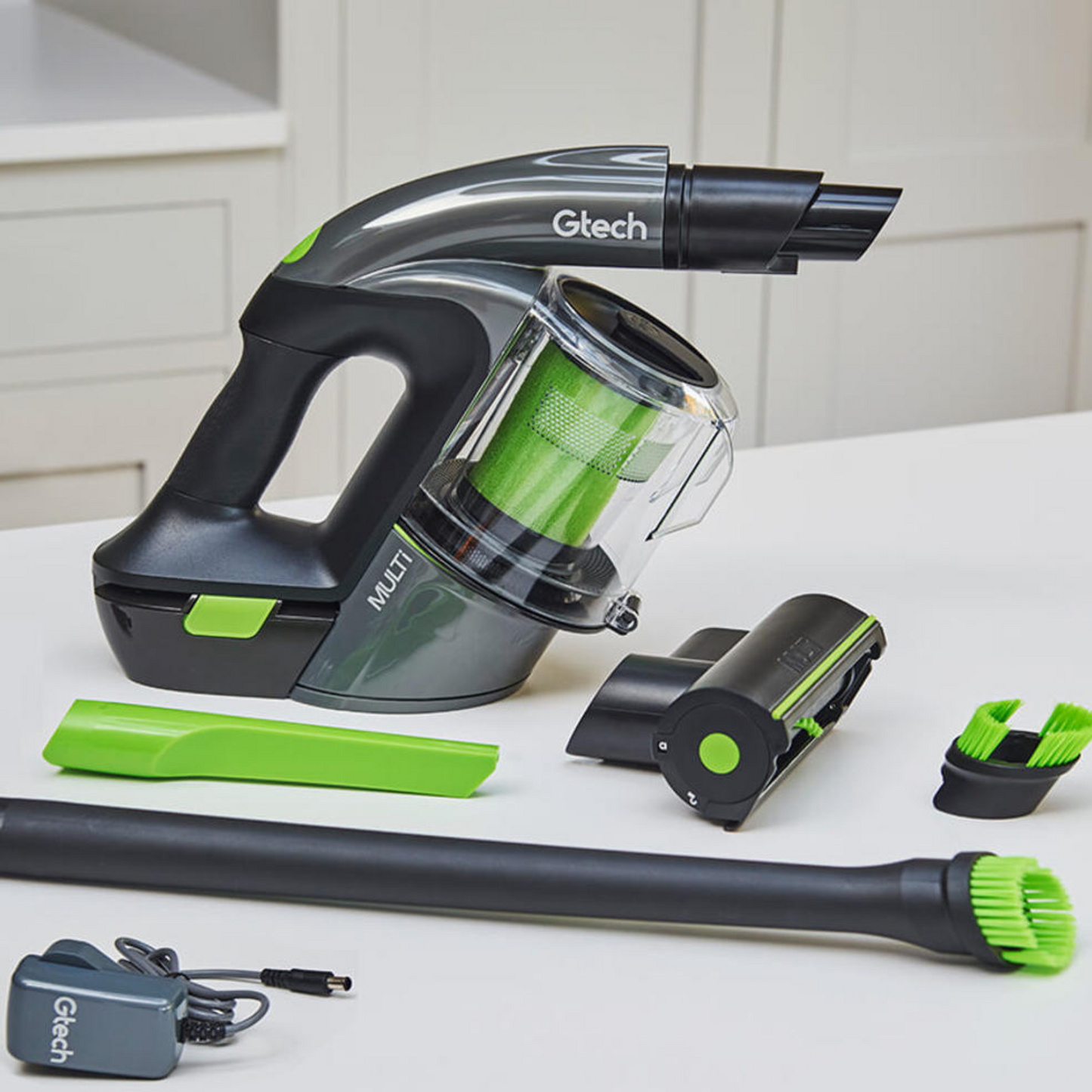 Gtech Multi TE kabelloser Staubsauger mit wechselbarem Power-Akku und integriertem Scheinwerfer.