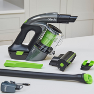 Gtech Multi TE kabelloser Staubsauger mit wechselbarem Power-Akku und integriertem Scheinwerfer.