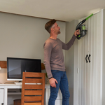 Gtech Multi TE kabelloser Staubsauger mit auswechselbarem Akku und integriertem Scheinwerfer.