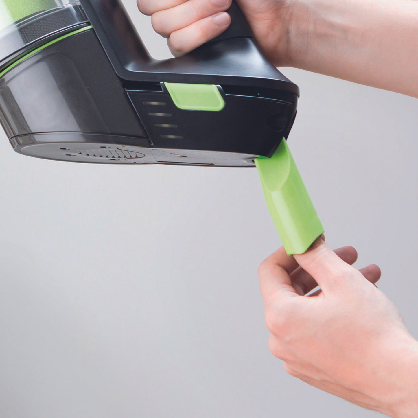 Kabelloser Gtech Multi TE Staubsauger mit Scheinwerfer und batteriewechselbarer Li-Ion-Batterie.