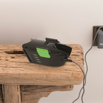 Kabelloser Gtech Multi TE Staubsauger mit Waschanlage und integriertem Scheinwerfer.