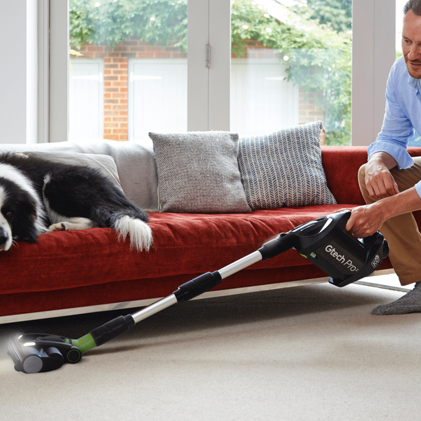 Der kabellose Gtech Pro Bag 2 K9 Staubsauger mit 2000 mAh Akku und 2 Saugstufen.