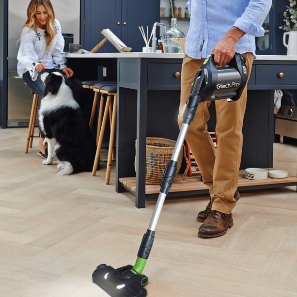 Gtech Pro Bag 2 K9 kabelloser Staubsauger mit einer Akkukapazität von 2000 mAh und Staubfilterbeutel.