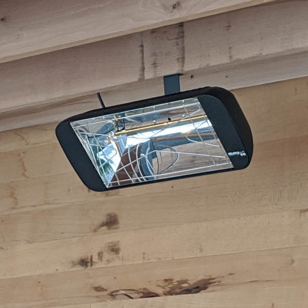 Heliosa 66 Amber Light Infrarot-Heizstrahler in Anthrazit, wandmontierbar, 2000 Watt Heizleistung, wassergeschützt IPX5.