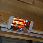 Heliosa 66 Amber Light Infrarot-Heizstrahler in Weiss, wandmontierbar und wassergeschützt (IPX5).