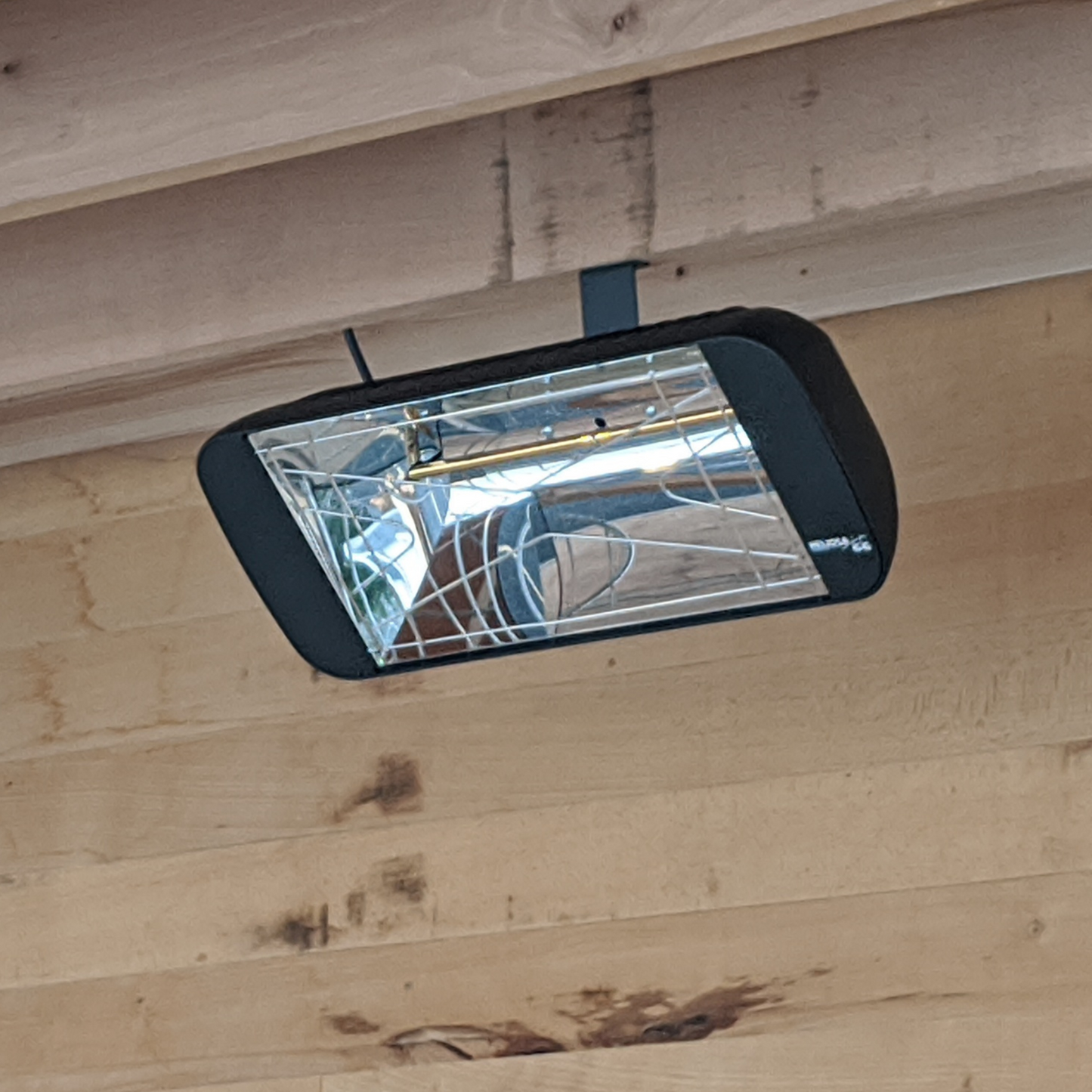 Heliosa 66 Infrarot-Heizstrahler in Anthrazit mit Amber Light und IPX5 Schutz.