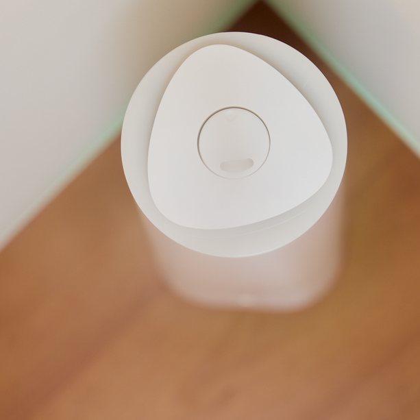 ecoQ HumidAir U500 – hoher Tower-Nebel-Auslass für optimal verteilte Feuchte.