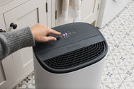 Meaco Arete® One 25L Luftentfeuchter in Weiss mit Bedienfeld und Wasserbehälter.
- **Bildname**: meaco-arete-one-25l-luftentfeuchter-true-hepa-filter-20l-energieeffizient.jpg