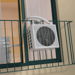 Praktische Lösung für PortaSplit: Diese Halterung ermöglicht die stabile Aussenmontage an Dachfenstern und französischen Balkonen – ohne Bohren.