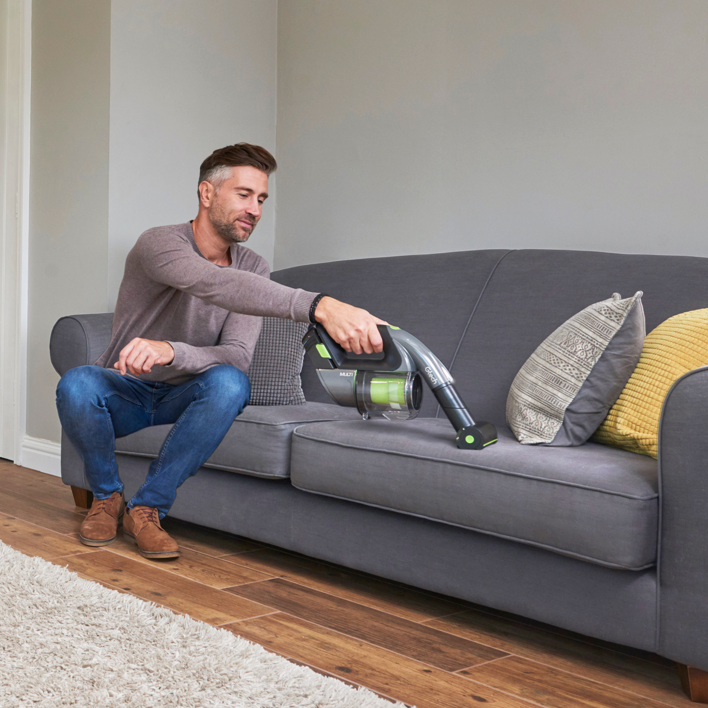 Kabelloser Gtech Multi TE Staubsauger mit wechselbarem Akku, 20 Minuten Betriebszeit bei voller Leistung.