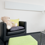 ZenSwiss Deluxe Infrarotpanel in matt weiss, 30 x 170 cm, an der Decke montiert, elegantes Design.