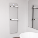 Eleganter Handtuchtrockner ZenSwiss furo aus hochwertigem Glas in Weiss, 42 x 160 cm, mit Touch-Steuerung.