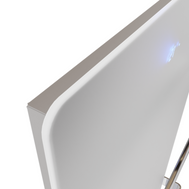 ZenSwiss Handtuchtrockner furo in Glanz Weiss, flaches Design mit polierten Handtuchhaltern und integrierter Touch-Steuerung.