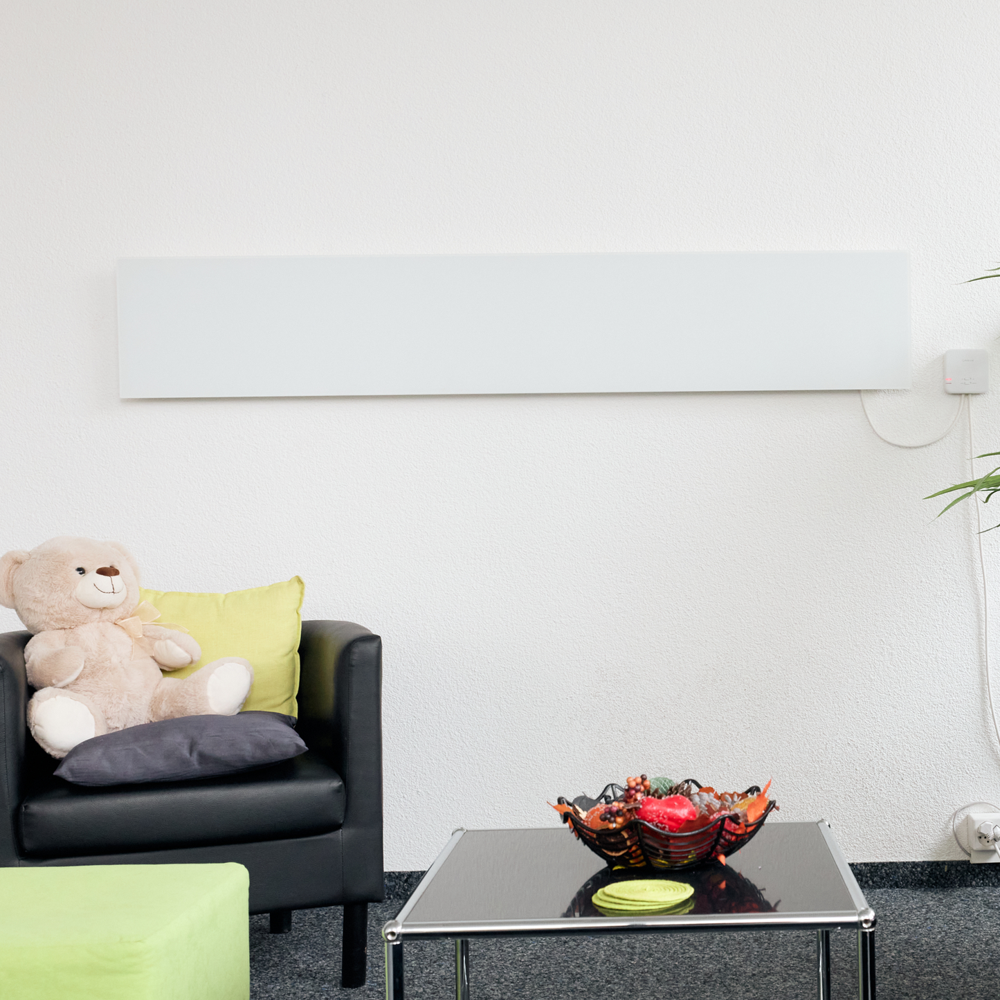ZenSwiss Infrarotheizung 400W in Matt Weiss: Extra schmal, effizient und energiesparend. Ideal für Flur, Bad oder als stilvolle Ergänzungsheizung an schmalen Wänden.